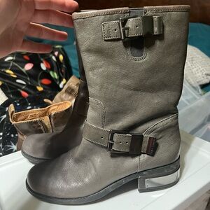 Like New Vince Camaro ankle boots in moonstone grey color, size 8.5